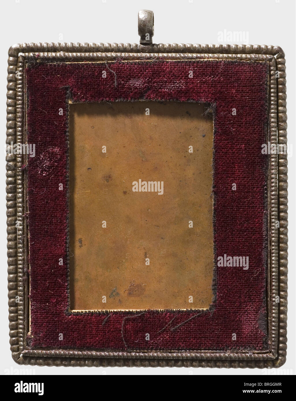 Une peinture miniature française de Saint François, 2ème moitié du XVe siècle huile sur cuivre doré. Une moitié du saint avec un visage impressionnant finement dessiné dans un auvent marron. Il tient un livre avec l'inscription 'V-S F-E' dans sa main gauche, la droite est relevée en avertissement. Stigmata des deux mains. Dans un cadre argenté fourni avec une petite boucle pour suspendre. Dimensions 9 x 7 cm. François d'Assise (1181/82 - 1226), fondateur de l'ordre franciscain, a été déclaré Saint en 1228 par le Pape Gregory IX.,historique,historique,XVe siècle,artisanat,artisanat,artisanat,objec,droits additionnels-Clearences-non disponible Banque D'Images