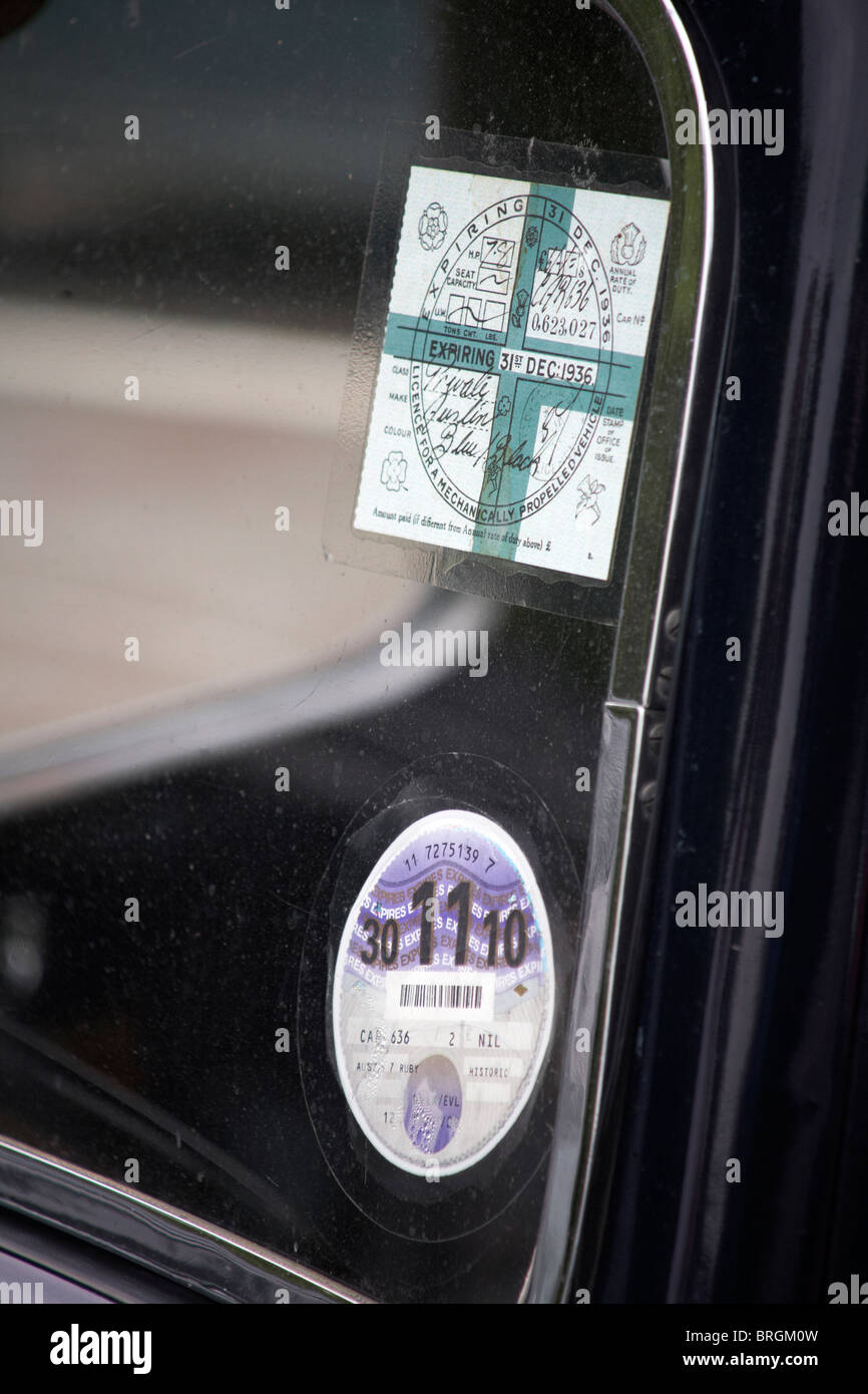 Nouvelle et ancienne des disques d'impôt sur le pare-brise de classic Austin 7 Ruby voiture historique Banque D'Images