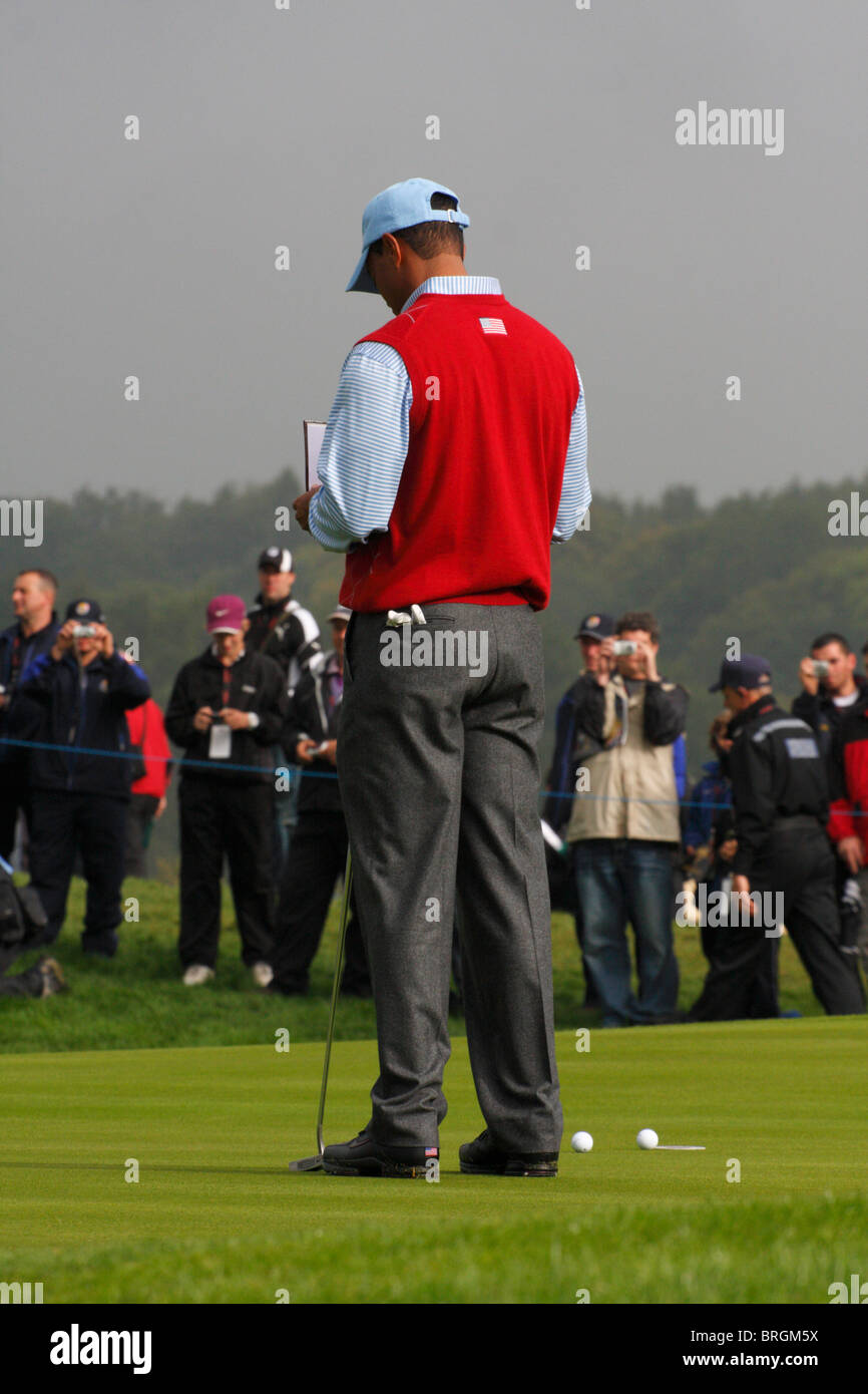 Le golfeur américain Tiger Woods sur le premier jour de pratique de la Ryder Cup en 2010, la Celtic Manor, Newport, Pays de Galles Banque D'Images