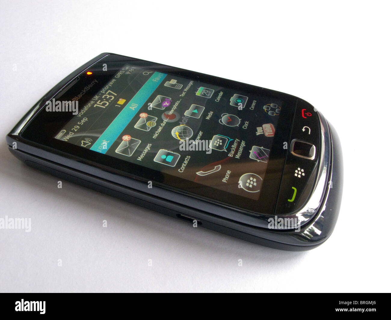 1ère livraison UK du smartphone Blackberry Torch 9800 par Vodafone  intégrant un écran tactile et un clavier QWERTY coulissant Photo Stock -  Alamy