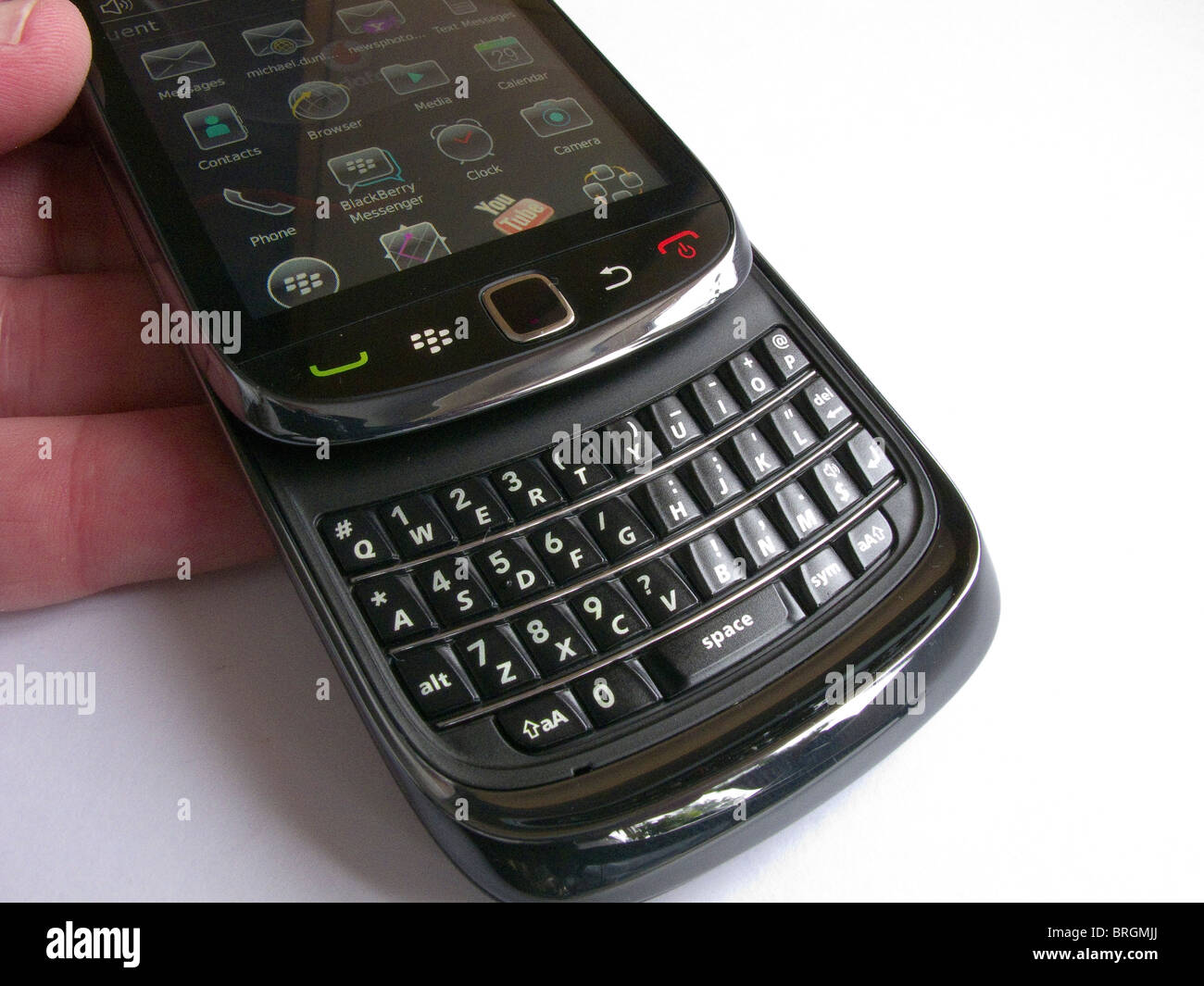 1ère livraison UK du smartphone Blackberry Torch 9800 par Vodafone  intégrant un écran tactile et un clavier QWERTY coulissant Photo Stock -  Alamy
