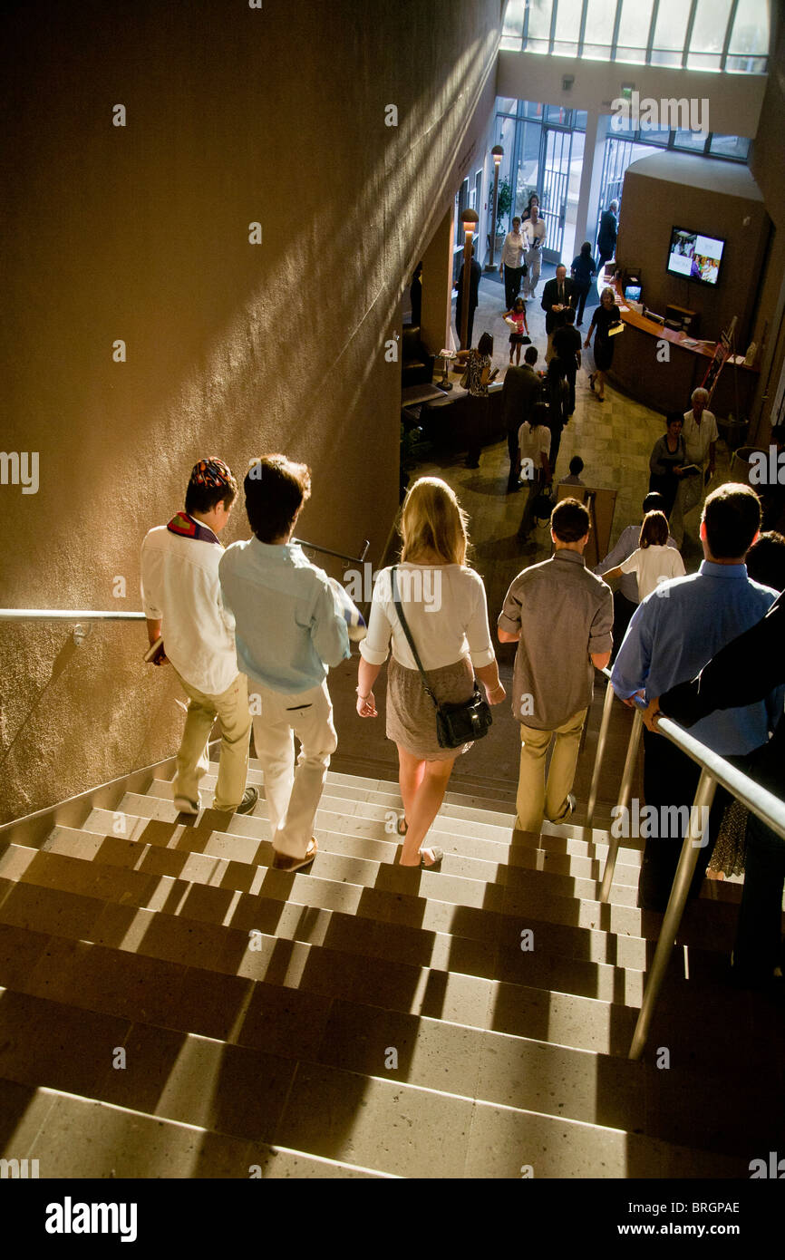 Les membres de la congrégation s'écarter une synagogue de réforme de la Californie après Yom Kippour, le 'jour de l'Expiation", service. Banque D'Images