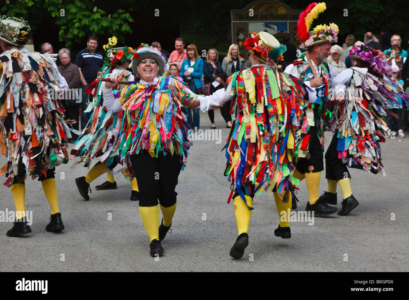 Morris Dancers à Etwall bien habiller, Derbyshire, Angleterre Banque D'Images