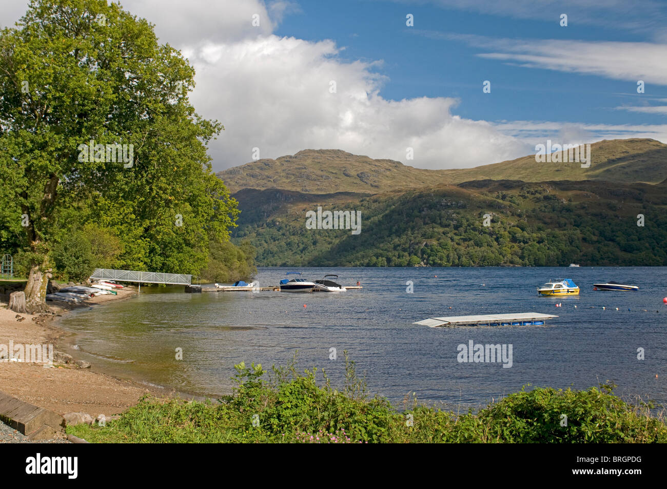 Les bateaux de plaisance amarrés sur le Loch Lomond et les Trossachs National Park. Strathclyde. 6774 SCO Banque D'Images