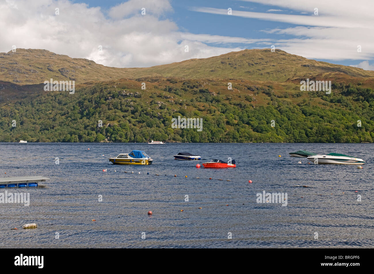 Les bateaux de plaisance amarrés sur le Loch Lomond et les Trossachs National Park. Strathclyde. 6775 SCO Banque D'Images