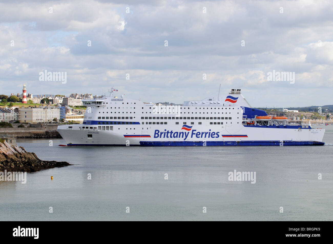 Armorique MV une Brittany Ferries ferry roro société entrant à l'entrée du port ferry de Plymouth avec un fond au large de Plymouth Hoe UK Banque D'Images