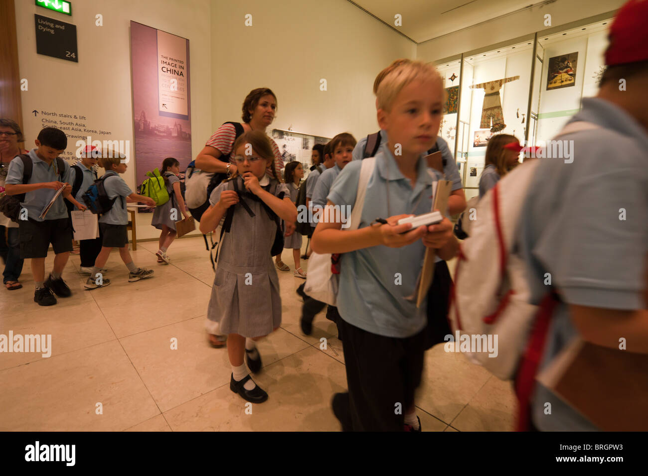 Enfants en classe sur les sorties de classe avec l'enseignant au British Museum, Londres, Angleterre, Royaume-Uni Banque D'Images