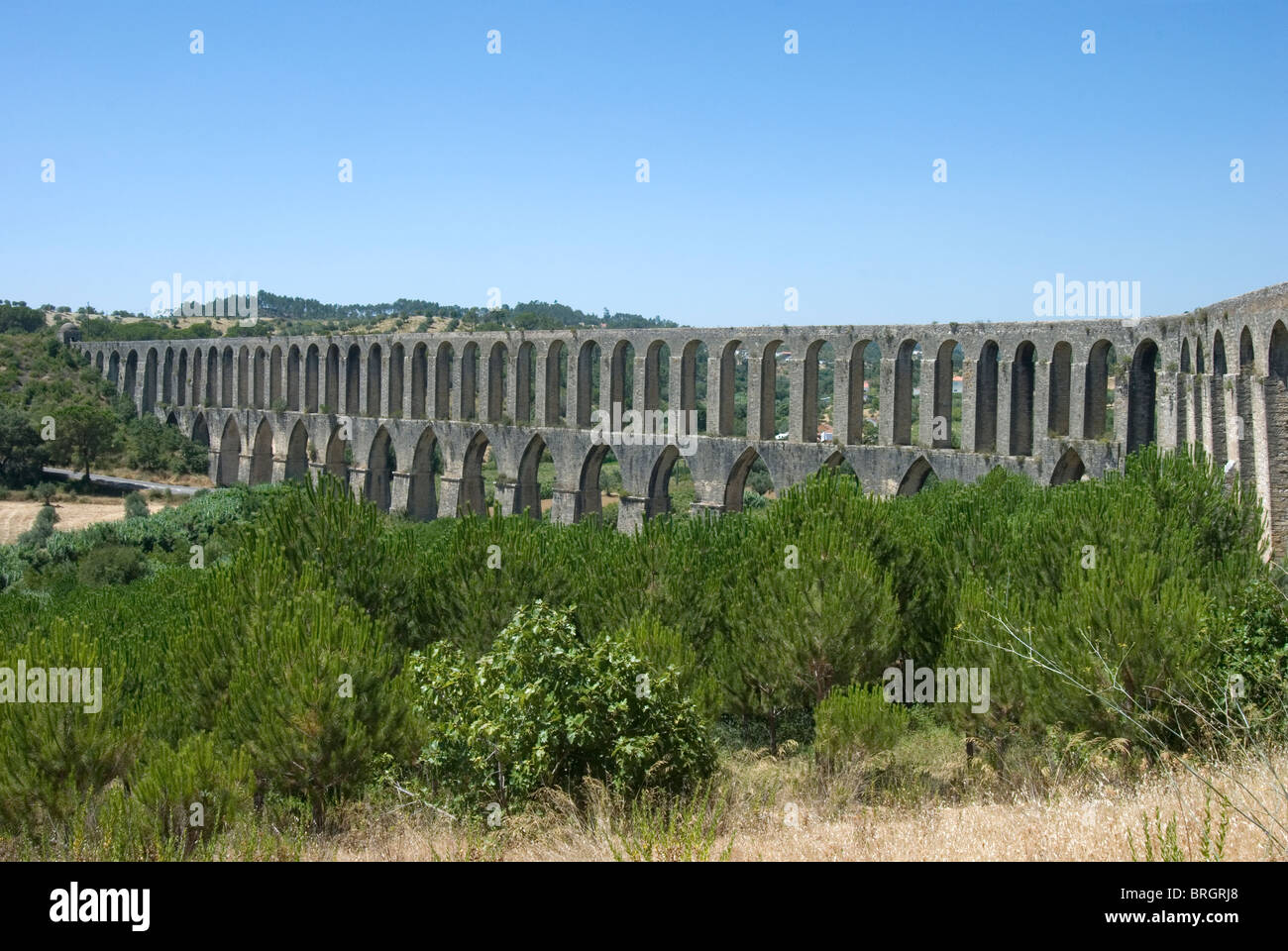 Pegões aqueduc monumental à Tomar. Rangée d'arches et la vallée. Banque D'Images