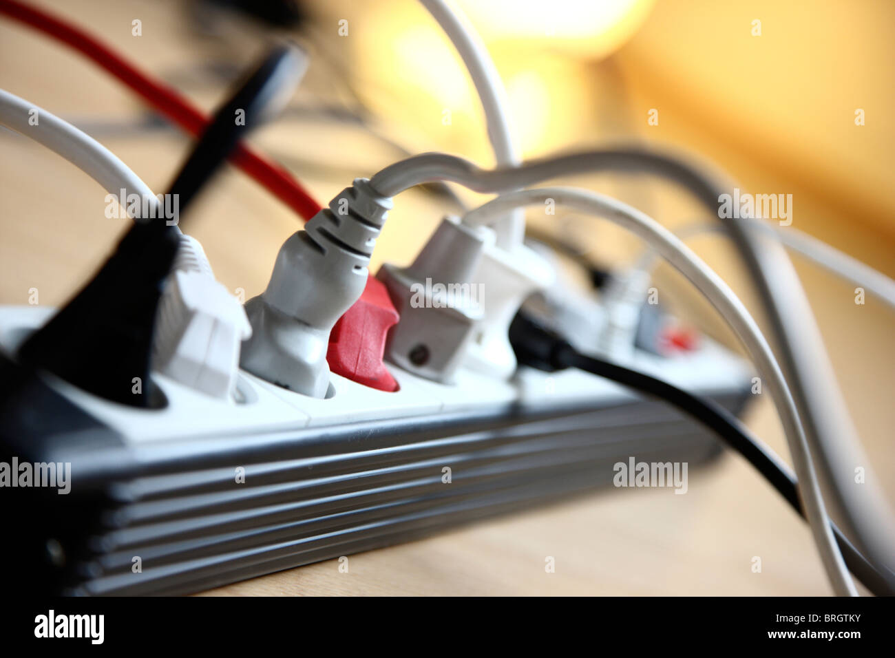 Accueil electrics, multi support, les lignes d'énergie électrique, panneau de câblage, mâles et femelles. La connexion de lignes électriques. Banque D'Images