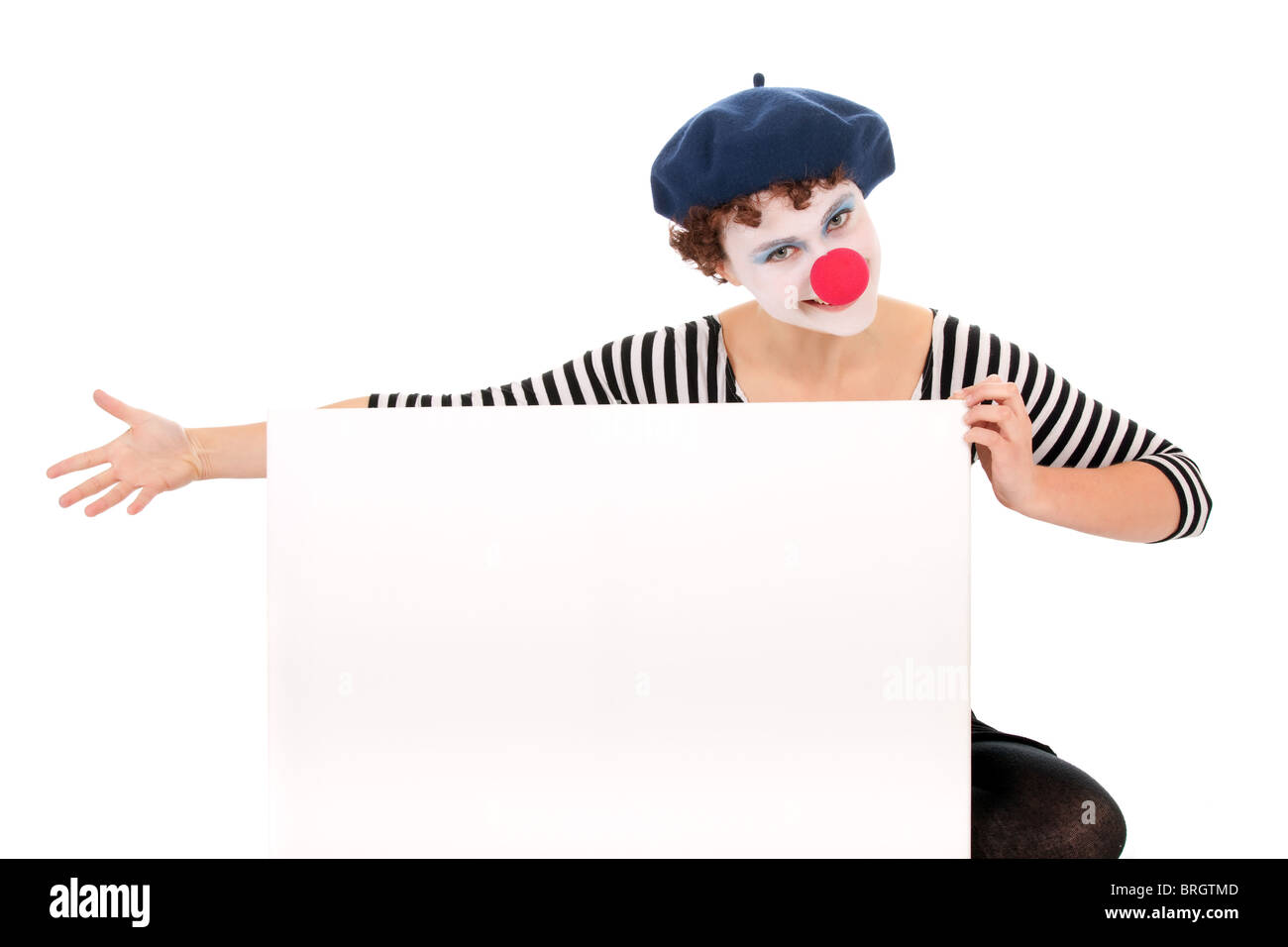 Jolie femme clown holding blank billboard isolé sur fond blanc Banque D'Images