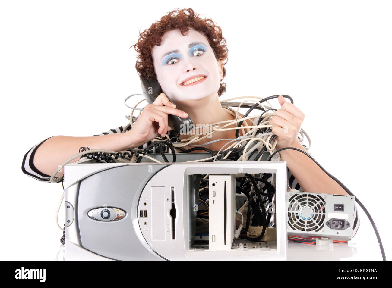 Très furieux woman wearing face paint essayant de ligne d'assistance téléphonique pour réparer l'ordinateur Banque D'Images