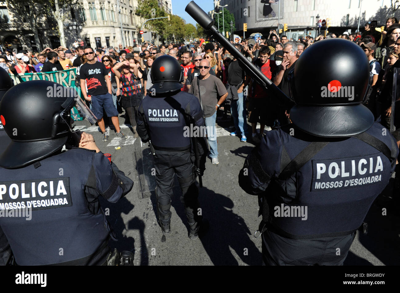 Les manifestants font face à la police anti-émeute anti dans les affrontements dans le centre-ville au cours de la grève générale à Barcelone.L'Espagne. Banque D'Images