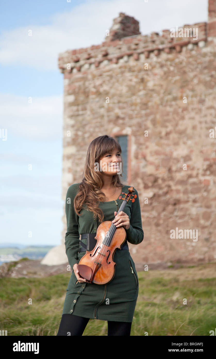 Nicola Benedetti, originaire de West Kilbride, se tient à l'extérieur du château de Portencross avec son violon Stradivarius 'Earl Spencer' après la réouverture du château. Banque D'Images