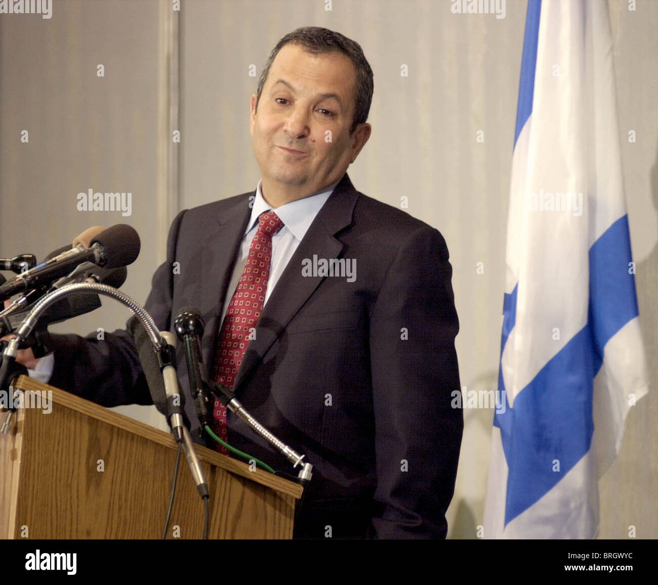 Le Premier ministre israélien Ehud Barak parle lors d'une conférence de presse après l'échec des pourparlers de paix de l'est mi. Banque D'Images Le Premier ministre israélien Ehud Barak parle lors d'une conférence de presse après l'échec des pourparlers de paix de l'est mi. Banque D'Images