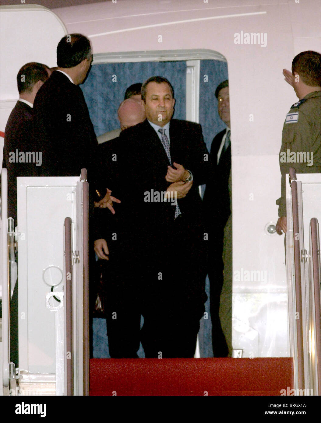 Le Premier ministre israélien Ehud Barak promenades de l'avion après son arrivée sur Andrews Airforce Base dans le Maryland. Barak est venu pour mi Banque D'Images Le Premier ministre israélien Ehud Barak promenades de l'avion après son arrivée sur Andrews Airforce Base dans le Maryland. Barak est venu pour mi Banque D'Images