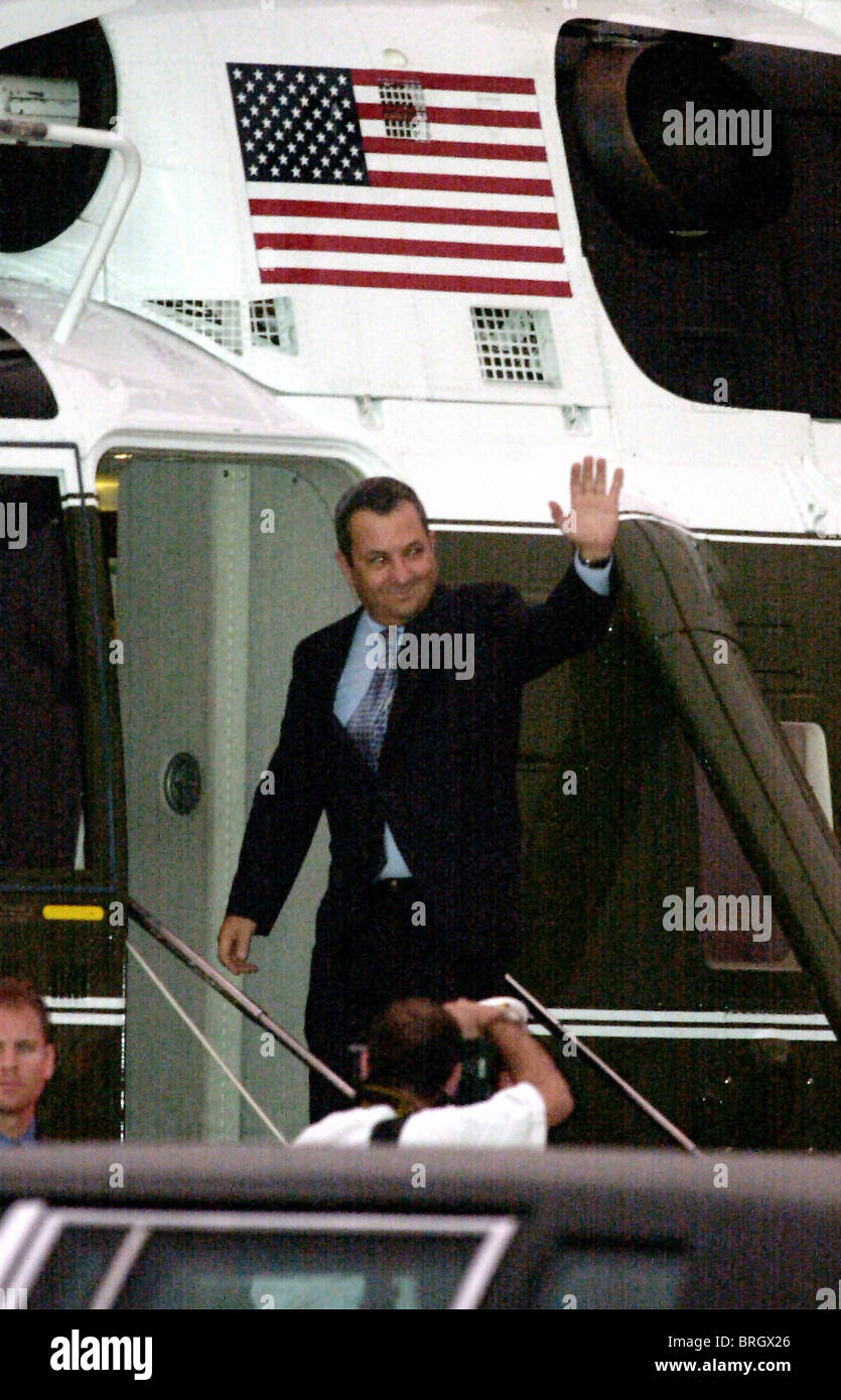 Le Premier ministre israélien Ehud Barak comme il monte à bord d'un hélicoptère après son arrivée à la base aérienne d'Andrews dans le Maryland. Barak Banque D'Images Le Premier ministre israélien Ehud Barak comme il monte à bord d'un hélicoptère après son arrivée à la base aérienne d'Andrews dans le Maryland. Barak Banque D'Images