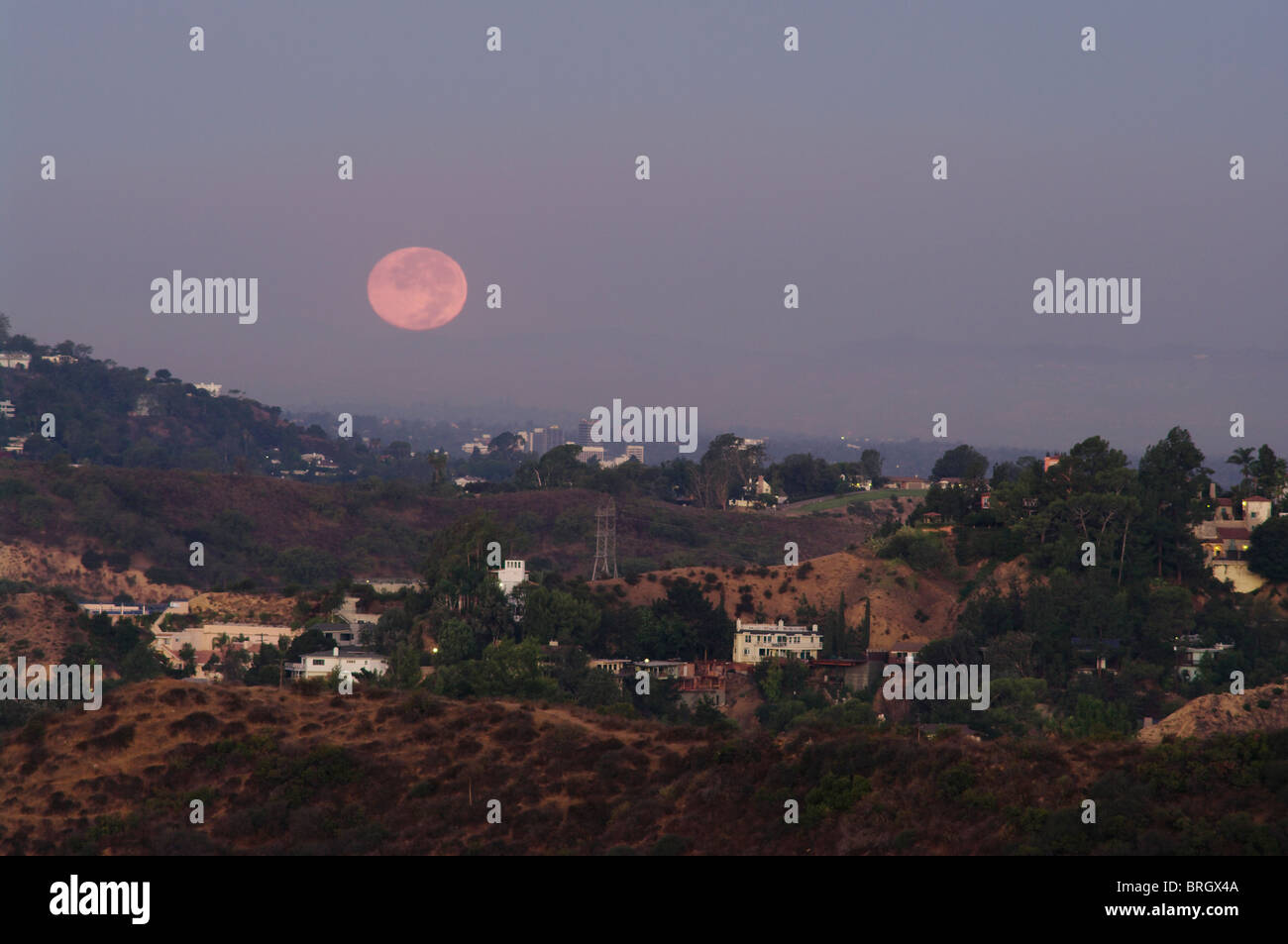 Lune se couche sur Hollywood à Los Angeles County, Californie, USA Banque D'Images