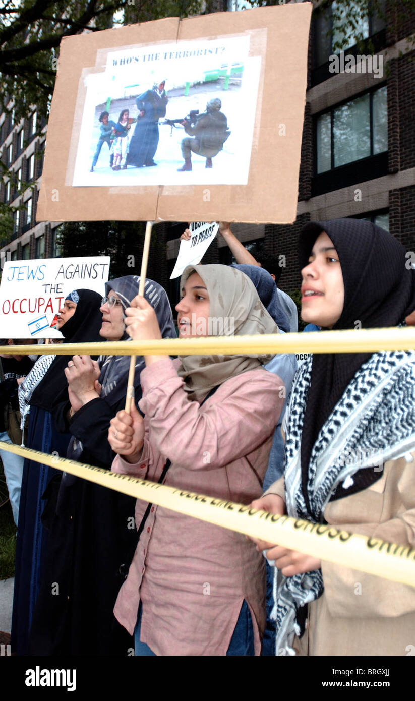 Les manifestants se rassemblent à l'extérieur de l'hôtel, où le Premier Ministre israélien, Ariel Sharon s'exprime à Washington. Banque D'Images