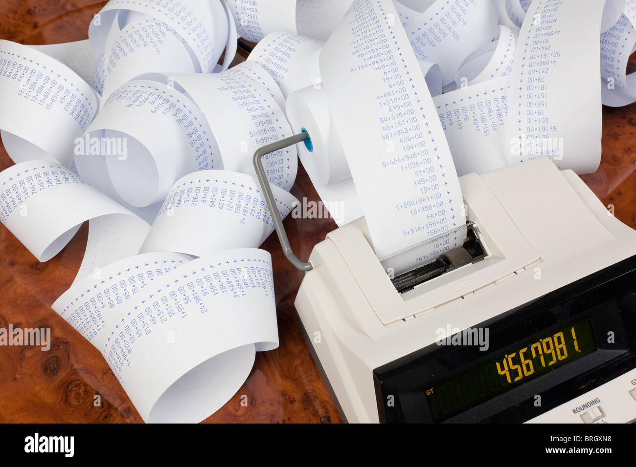 Calculatrice de bureau avec ordinateur de rayures. Symbole pour les frais, les charges, les revenus et les profits. Banque D'Images