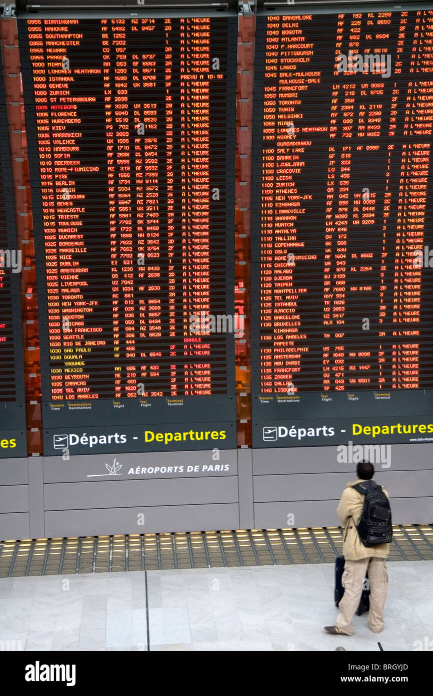 Conseil de départ situé dans l'aéroport de Paris-Charles de Gaulle, Paris, France. Banque D'Images