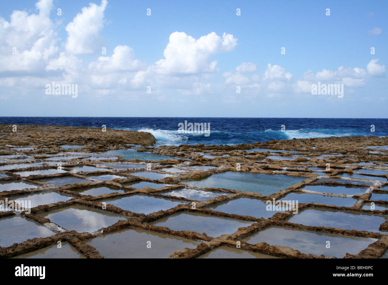 La baie de Marsalforn à Xwieni salines à Gozo au large de Malte Banque D'Images