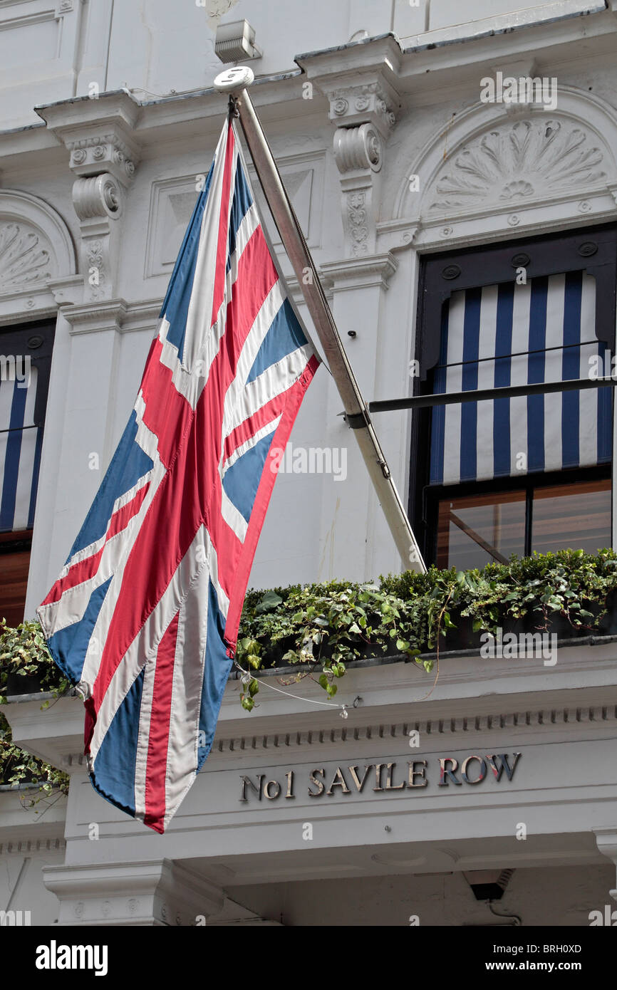 L'Union flag flying du Gieves & Hawkes hommes vêtements traditionnels store 1 Savile Row, London, UK Banque D'Images