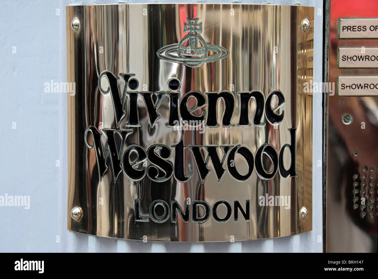 Inscrivez-vous à l'extérieur du magasin de vêtements de Vivienne Westwood sur Conduit Street, London, UK. Banque D'Images