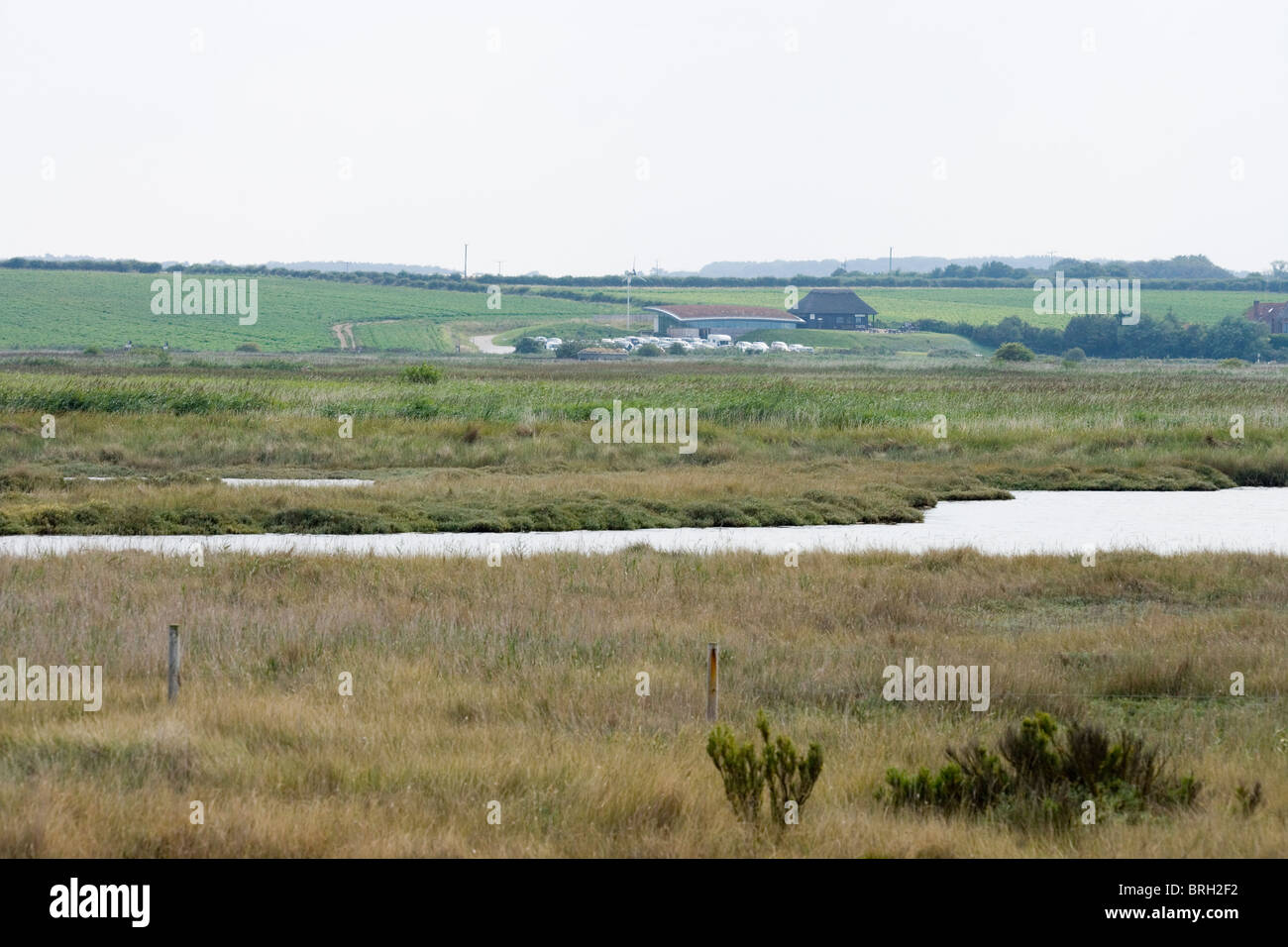 Centre d'accueil et parking, Norfolk Wildlife Trust, le CLAJ. Vue du nord ou Masquer Swarovski sur la réserve. Banque D'Images