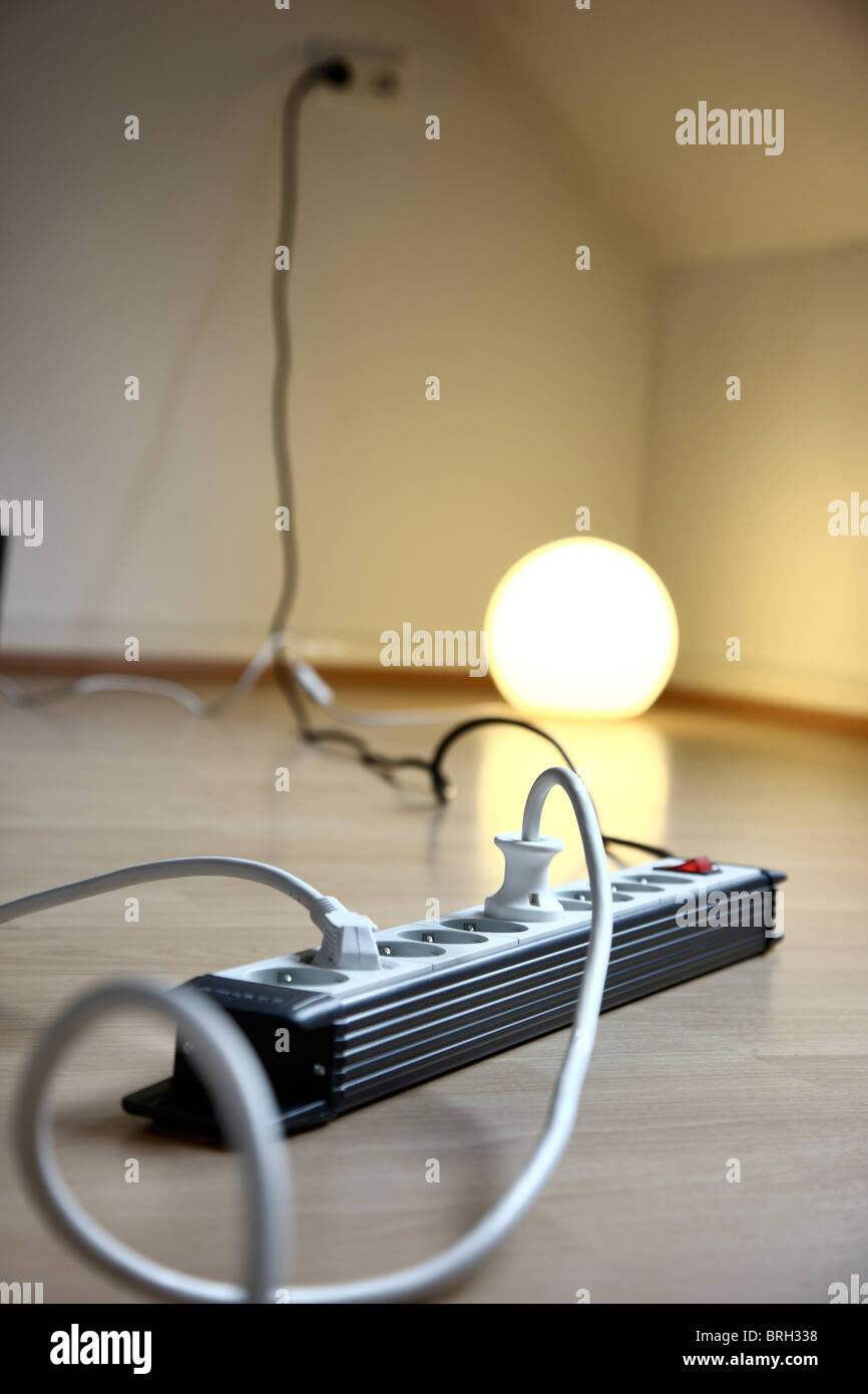 Accueil electrics, multi support, les lignes d'énergie électrique, panneau de câblage, mâles et femelles. La connexion de lignes électriques. Banque D'Images