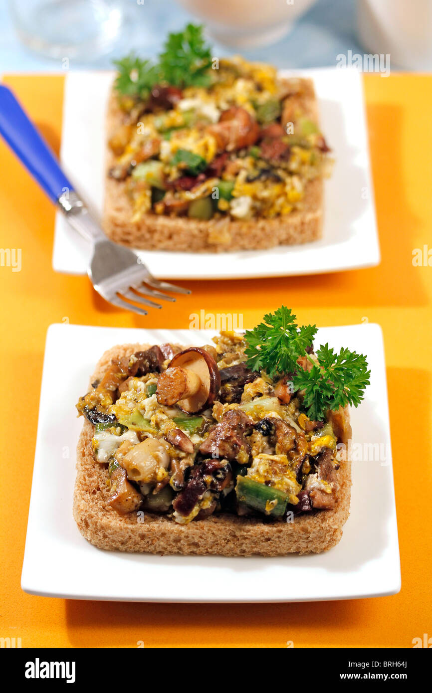 Oeufs brouillés avec champignons et d'ail de printemps. Recette disponible. Banque D'Images