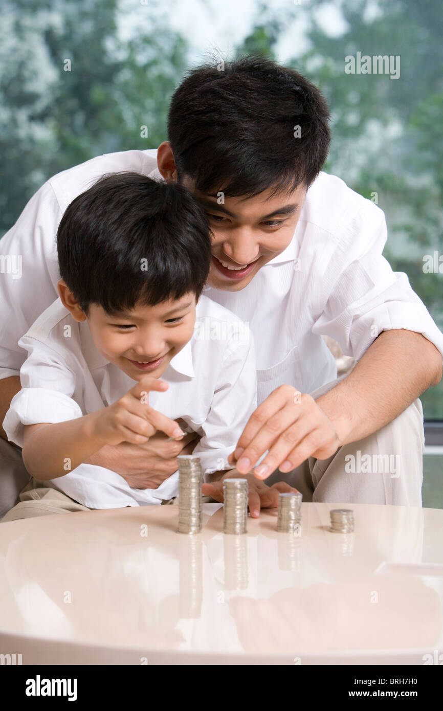 Père et fils le calcul des crédits Photo Stock - Alamy