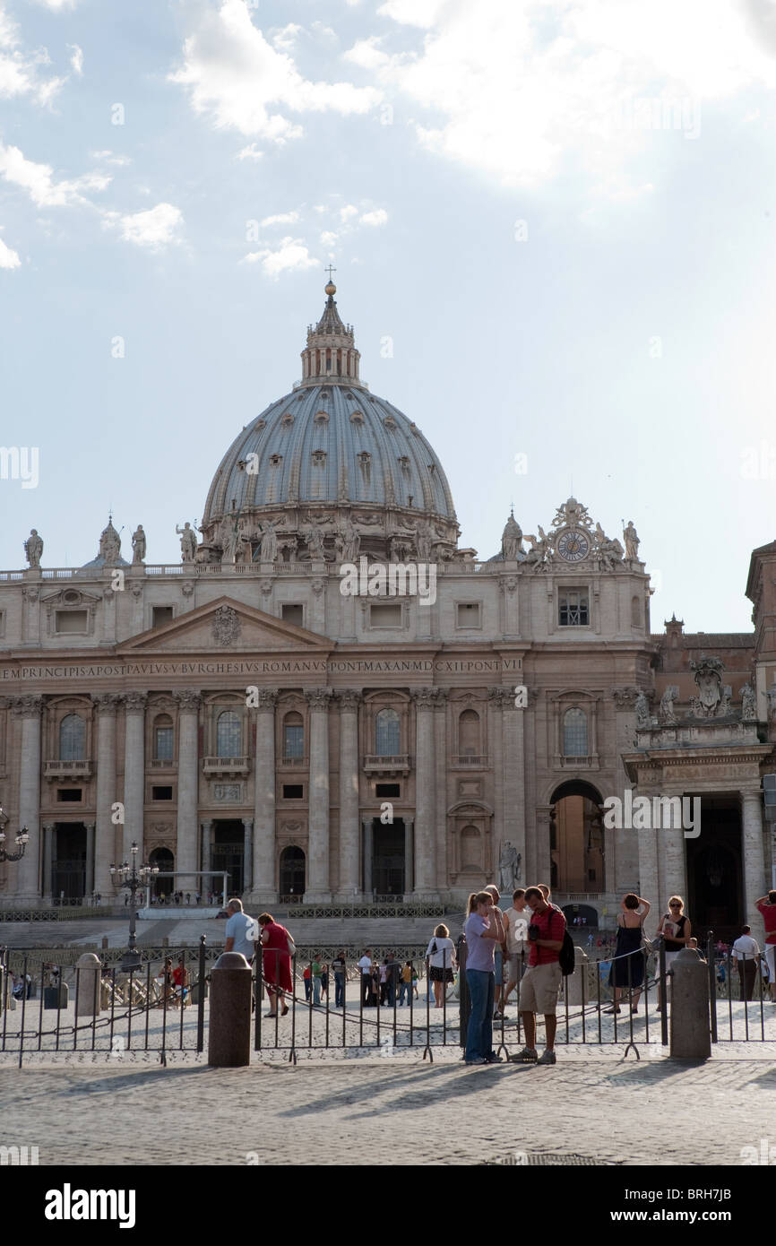 La Basilique St Pierre et le dôme de la place Saint Pierre du Vatican Rome église Banque D'Images