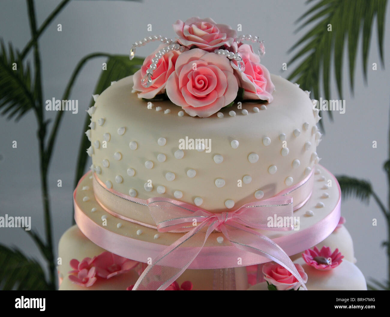 L Etage Superieur D Un Gateau De Mariage Rose Et Blanc Compose De Gateaux De Tasse Et Decore Avec Un Ruban Rose Et Roses Dorset Uk 09 Photo Stock Alamy L Etage Superieur D Un Gateau De Mariage Rose Et Blanc Compose De Gateaux De Tasse Et Decore Avec Un Ruban Rose Et Roses Dorset Uk 09 Photo Stock Alamy