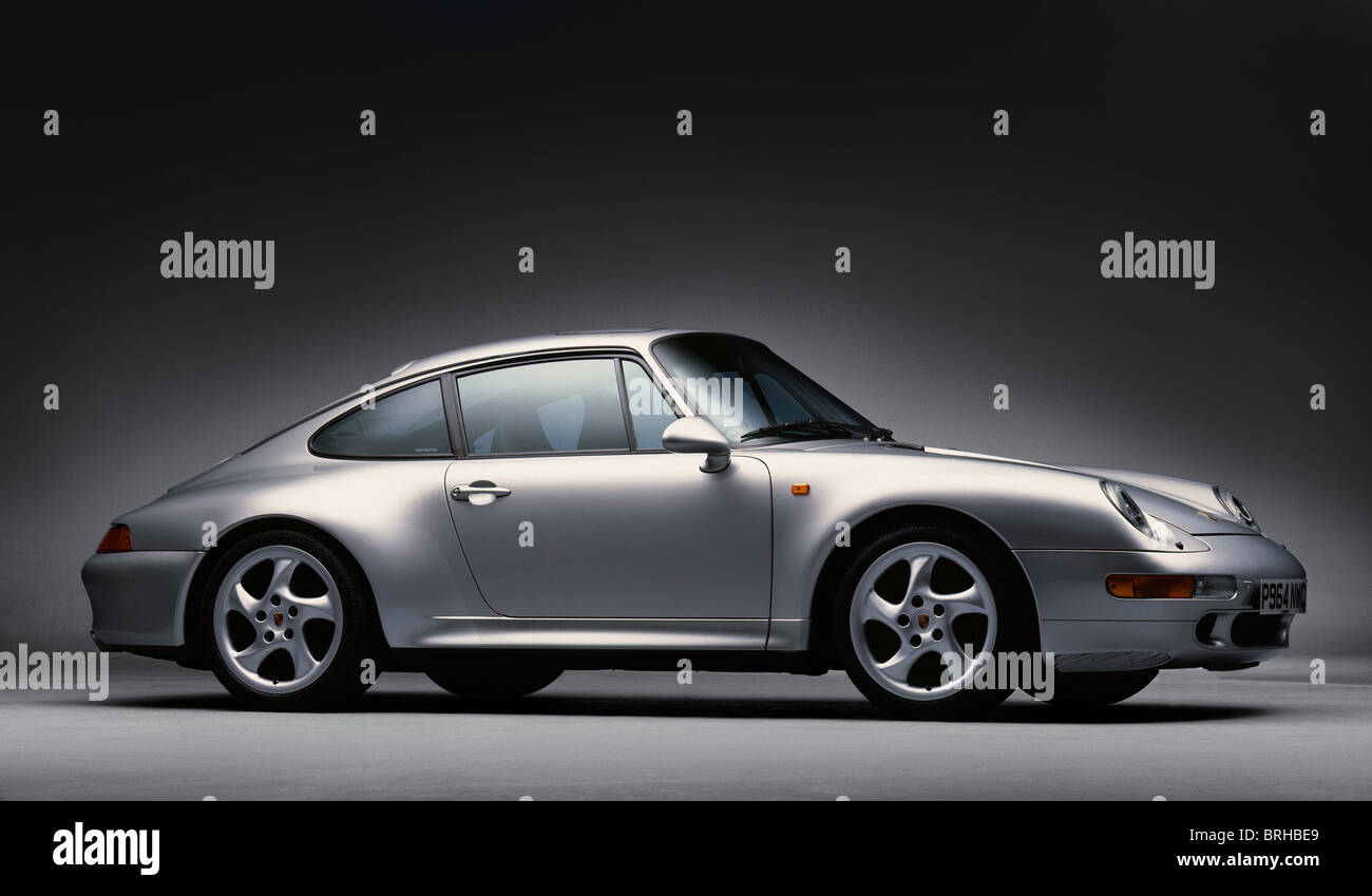 1997 Porsche 911 d'argent (993) allumé dans un studio. Banque D'Images
