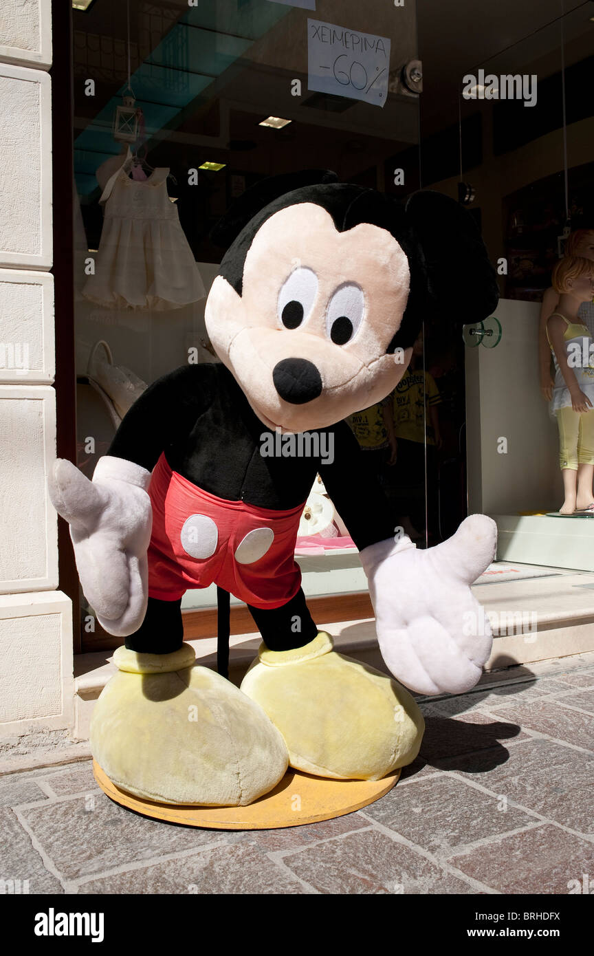 Taille Géant Micky Mouse peluche à l'extérieur de l'atelier Rethymno Crete Grèce Banque D'Images