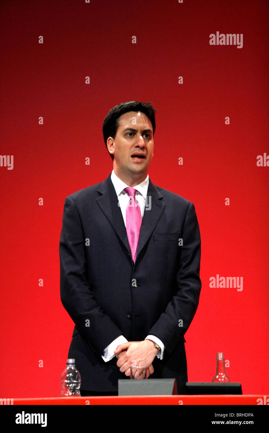 ED MILIBAND CHANTE LE DRAPEAU ROUGE DU PARTI DU TRAVAIL 30 septembre 2010 Manchester Central Manchester en Angleterre Banque D'Images