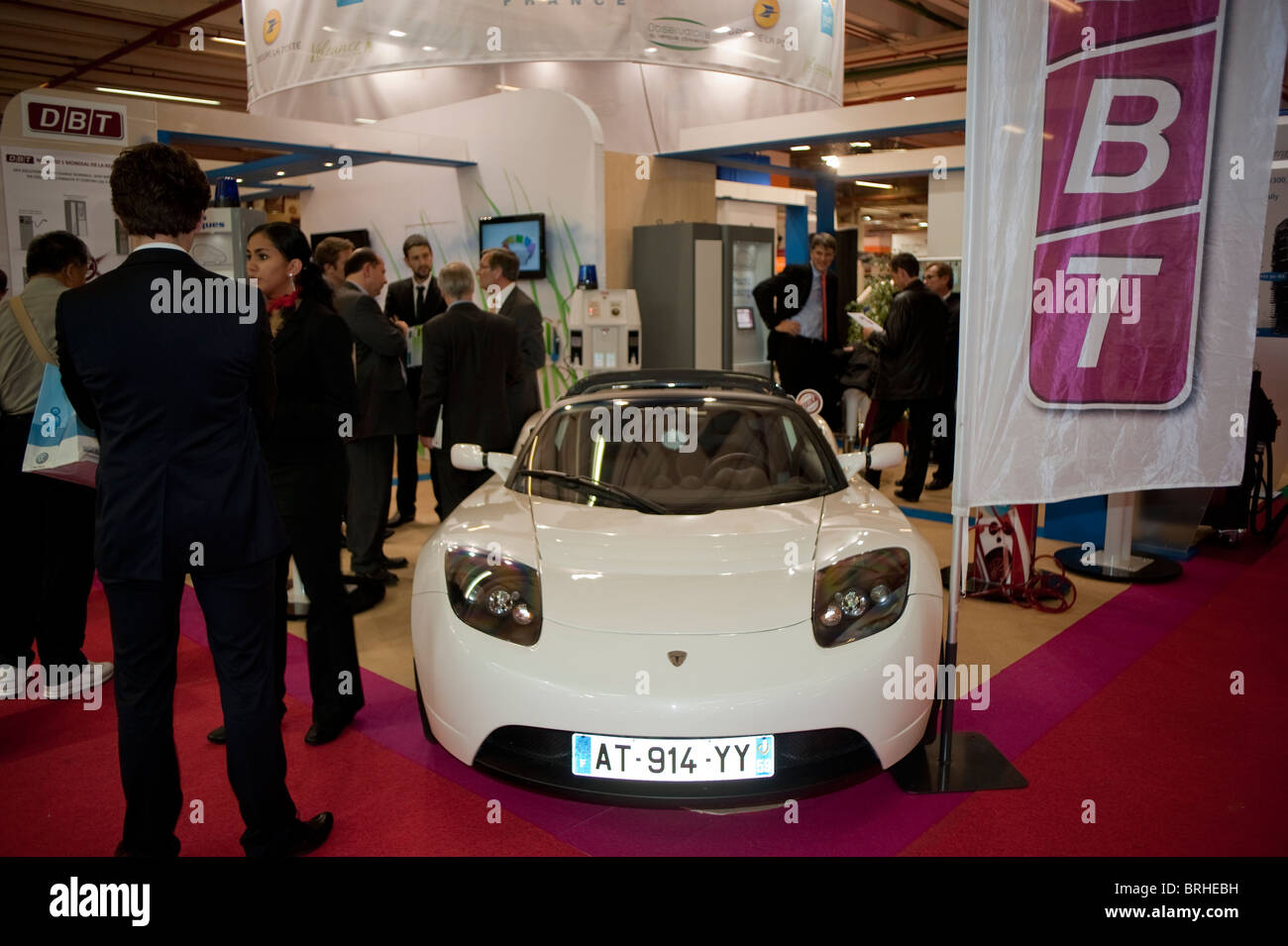 Paris, France, foule, hommes, visiter le salon de l'auto de Paris, Stu-dent concept car, DBT France, Essenza, Université de technologie de Belfort, avant Banque D'Images