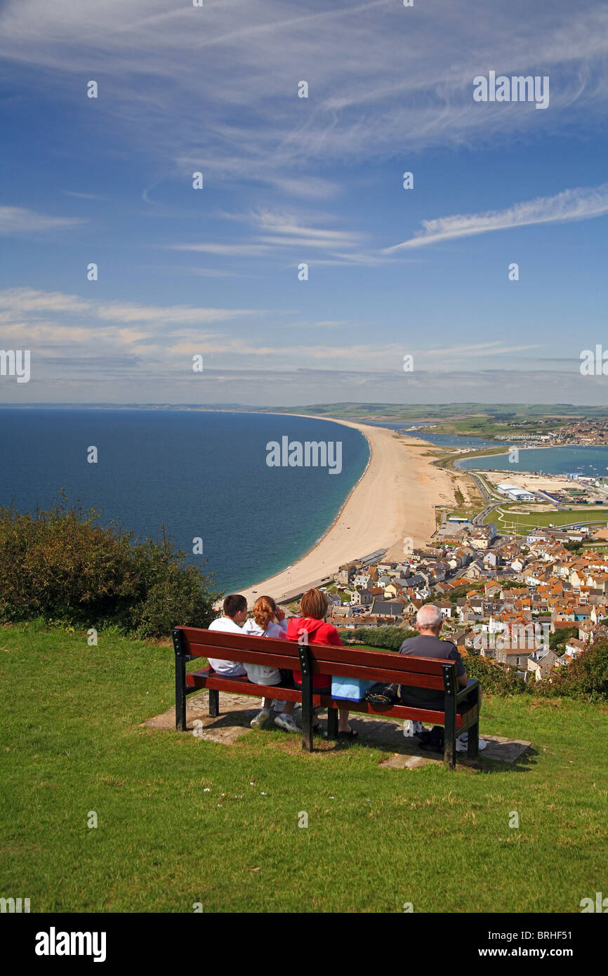 À l'ouest de l'Île de Portland le long de Chesil Beach et sur le port de Portland et ville de Fortuneswell, Dorset, Angleterre, Royaume-Uni Banque D'Images