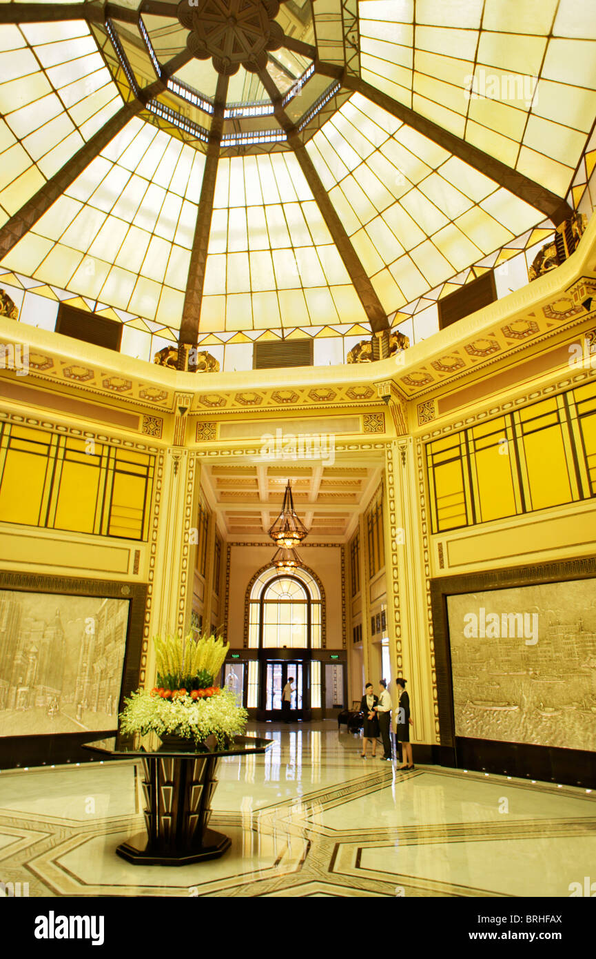 Le Bund, Shanghai, Chine. Lanterneau octogonal de style Art déco en 1929, Cathay Hotel, maintenant l'Hôtel de la paix. Pris 2010 après restauration Banque D'Images