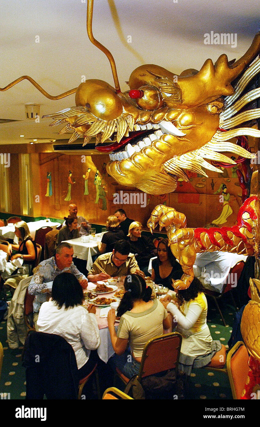 Diners dans un restaurant chinois à Gerard Street, Londres. Banque D'Images