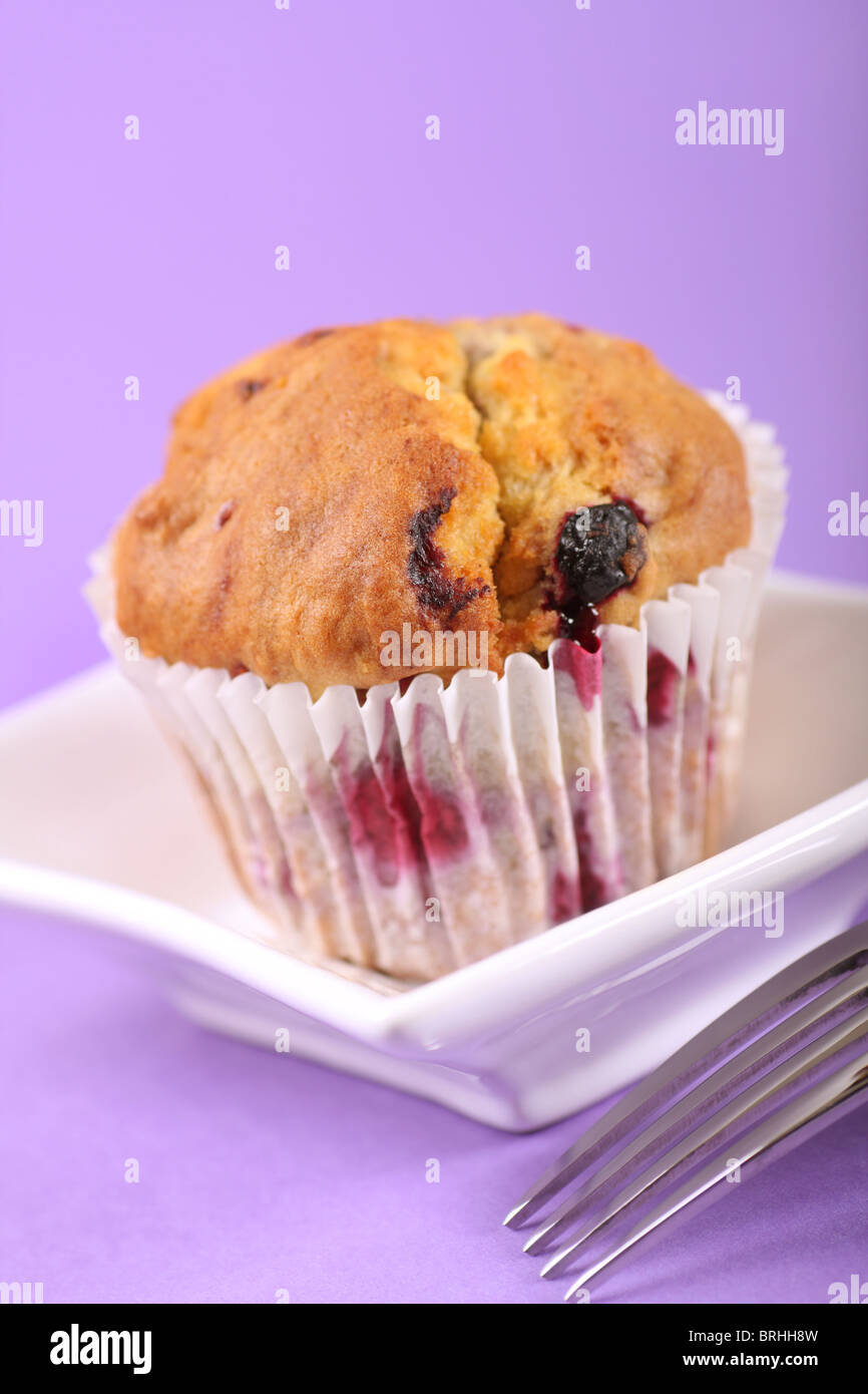 Des délicieux fruits d'été, muffin contient des bleuets, framboises et mûres Banque D'Images