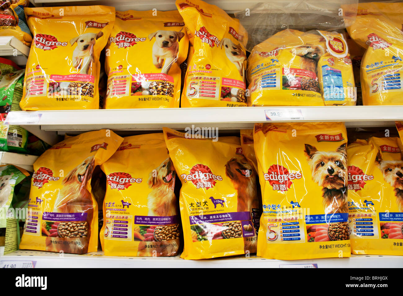 Shanghai, Shanghai, Chine. L'emballage chien chinois de marque d'aliments pour animaux de compagnie sur une étagère de supermarché Tesco Banque D'Images