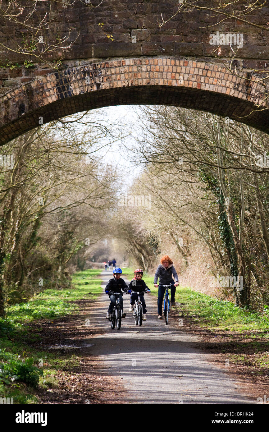 Les cyclistes sur le Tarka Trail National Cycle Route 27 à Ilfracombe, Devon, UK Banque D'Images