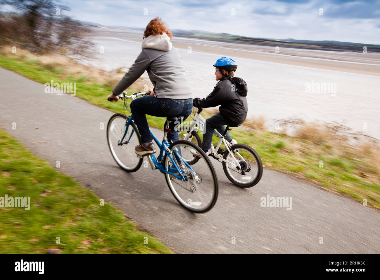 La mère et l'enfant à vélo sur le Tarka Trail National Cycle Route 27 à Ilfracombe, Devon, UK Banque D'Images