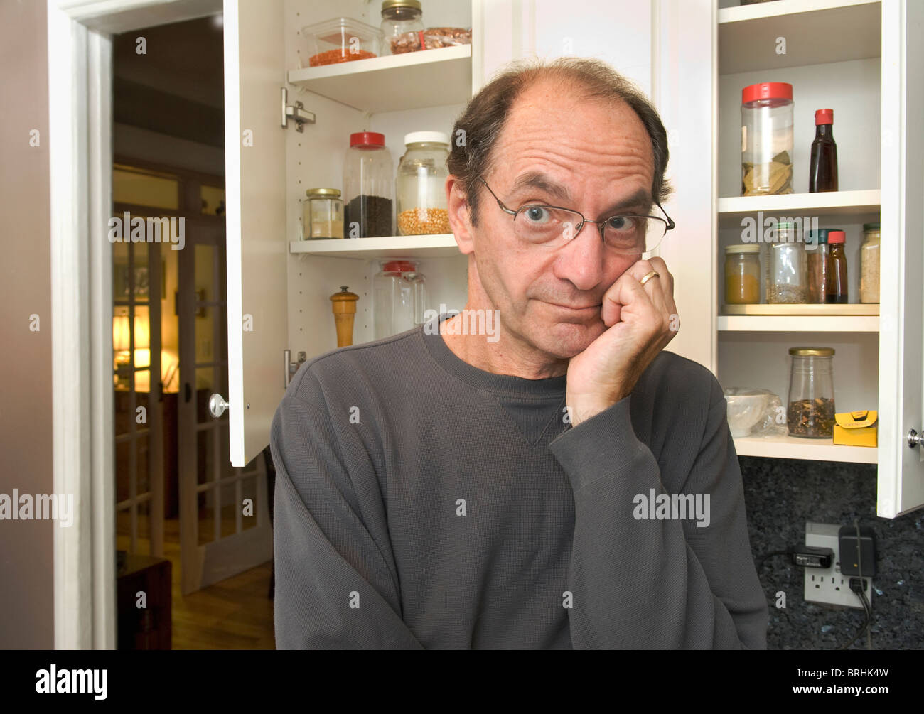 En face de l'homme vide armoires de cuisine Banque D'Images