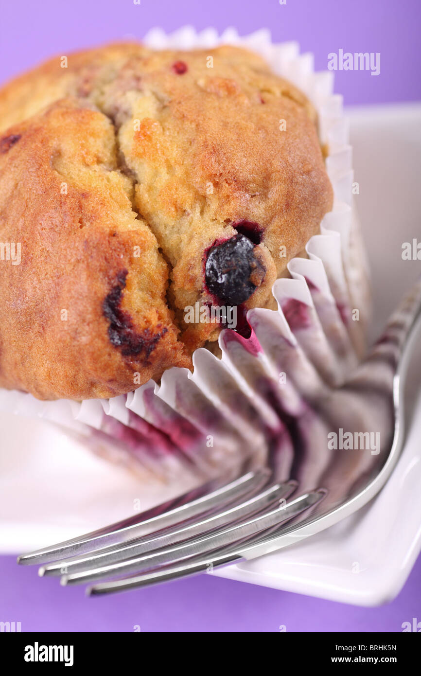 Des délicieux fruits d'été, muffin contient des bleuets, framboises et mûres Banque D'Images