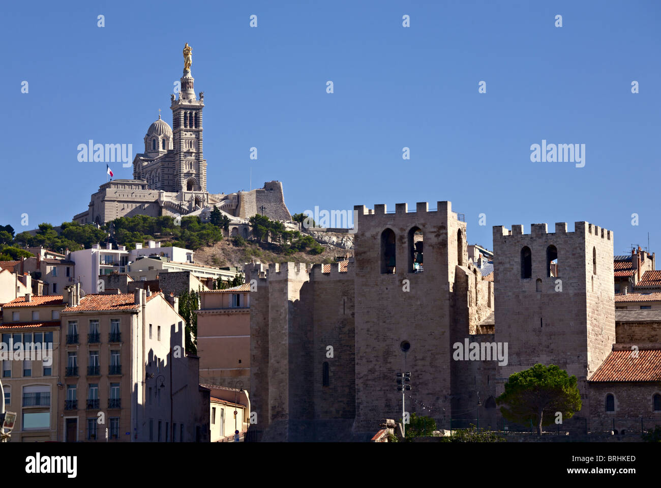 Basilique Notre-Dame de la garde et la cathédrale Abbaye de Saint Victor. Les plus célèbres cathédrales de Marseille Banque D'Images