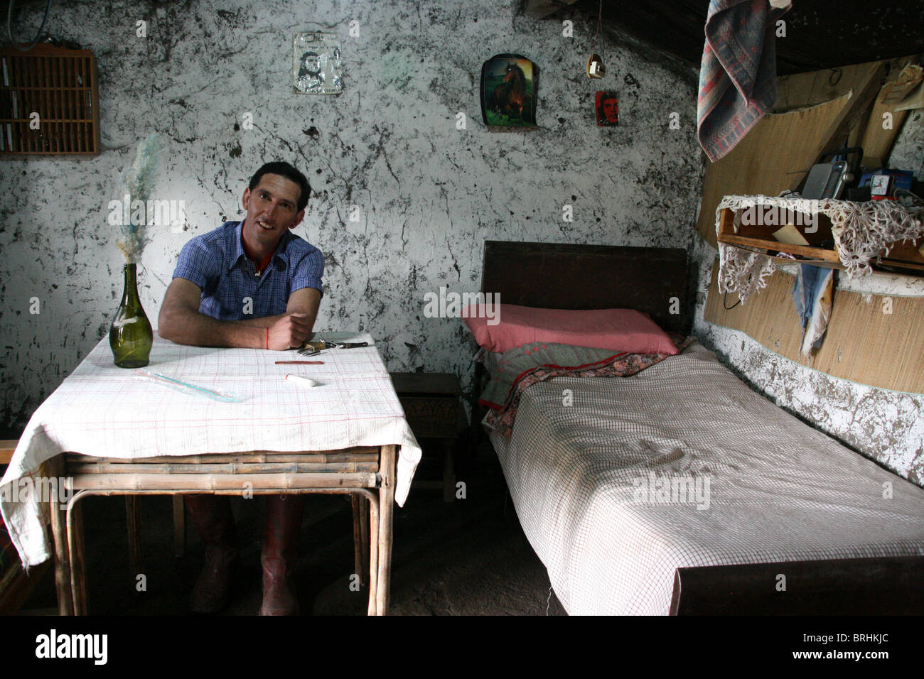 Martin le gaucho fièrement dans sa maison Banque D'Images