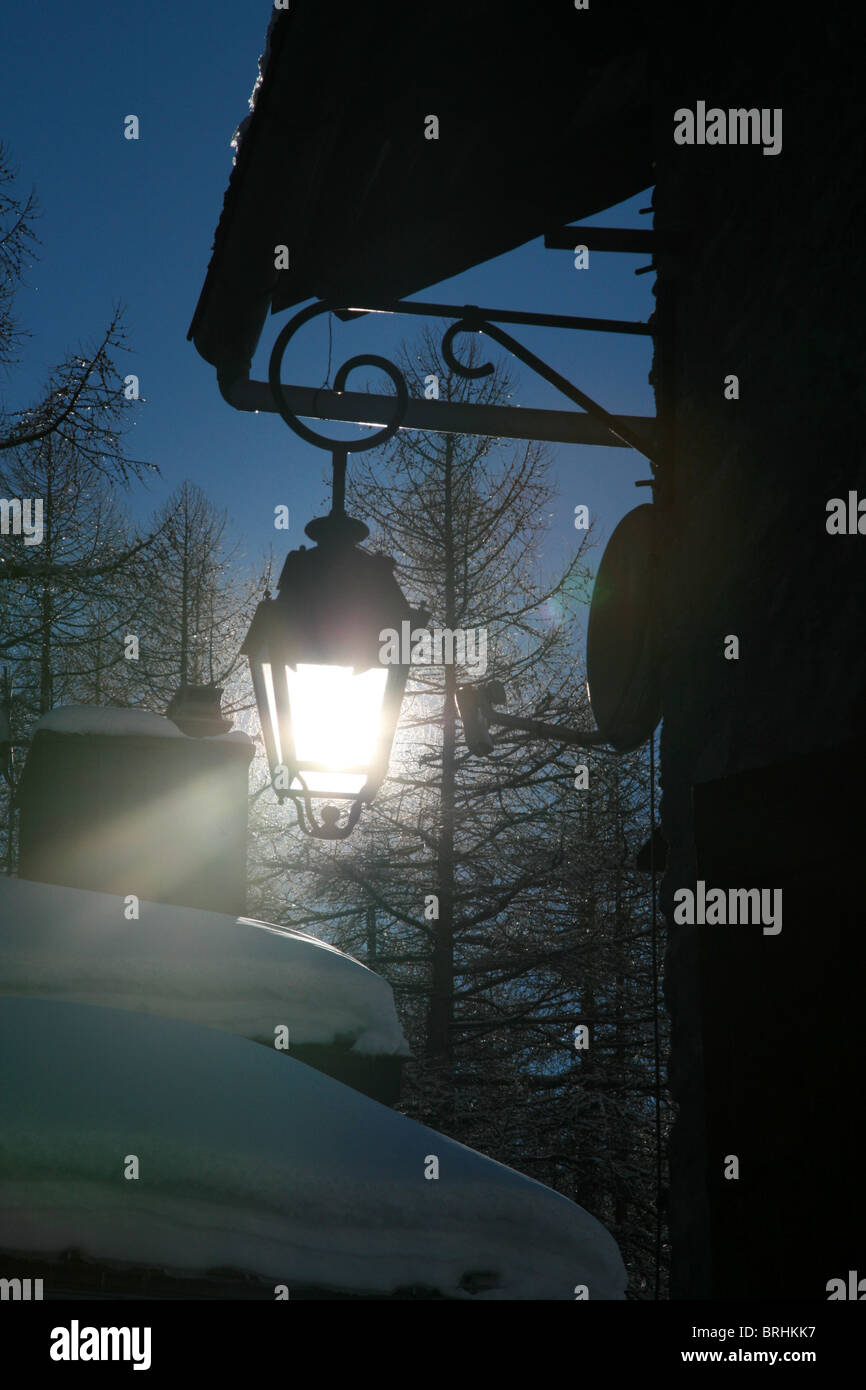 Soleil vient à travers une lanterne à Val d'Isère, France. Banque D'Images