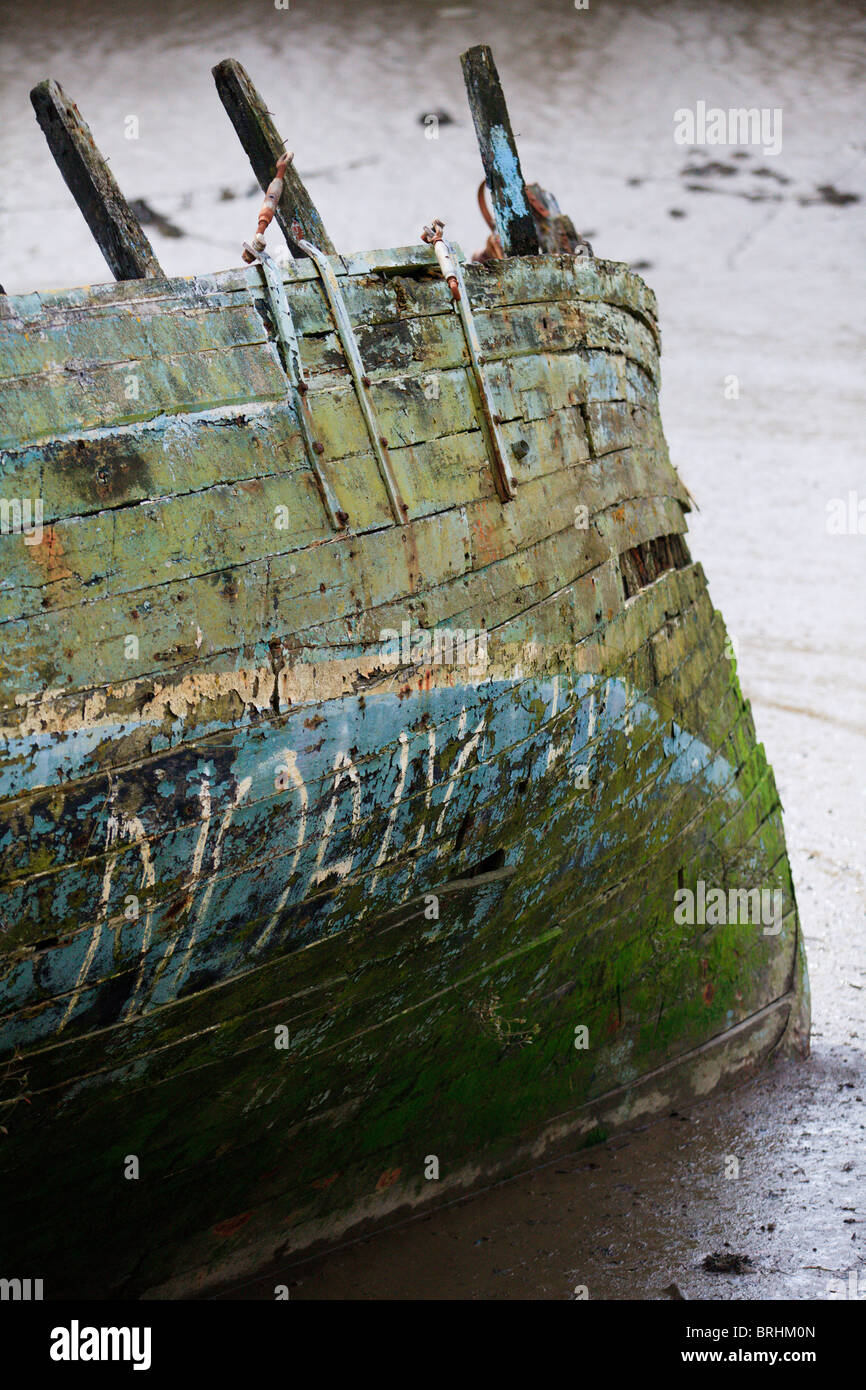 La coque d'un vieux bateau à Fremington Quay sur le Tarka Trail randonnée à vélo, Barnstaple, Devon, UK Banque D'Images